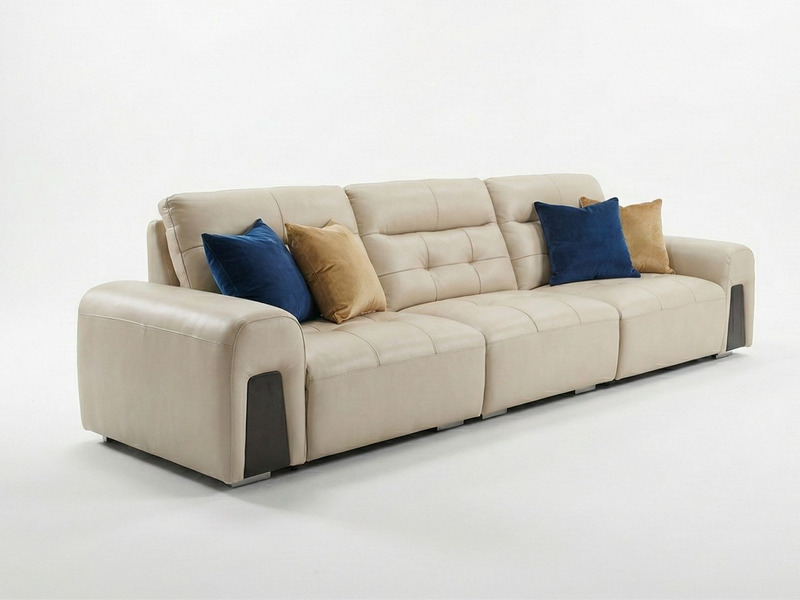Băng sofa SF-F16 chụp từ góc hơi chéo phía trước, nổi bật trên nền trắng studio. Sofa màu kem nhạt, đi kèm hai gối tựa màu…