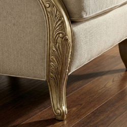Cận cảnh chân ghế sofa băng dài SFM808-113, cho thấy chi tiết chạm khắc hoa văn tinh xảo trên khung gỗ màu vàng đồng. Chân…
