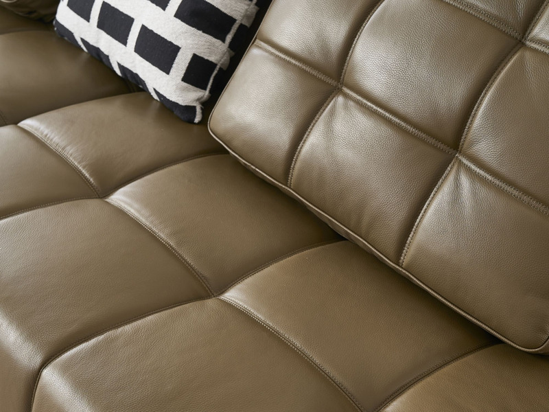 Cận cảnh gối tựa lưng và bề mặt đệm ngồi của ghế sofa chỉnh điện SF8116 màu xanh rêu. Ảnh làm nổi bật các đường may chần m…