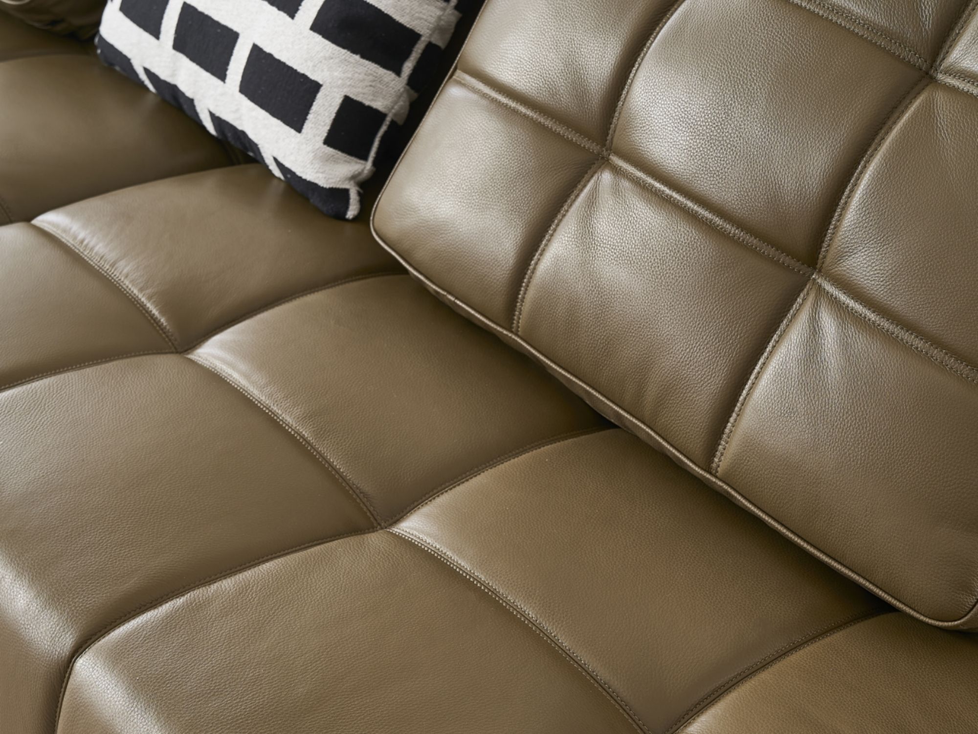 Cận cảnh gối tựa lưng và bề mặt đệm ngồi của ghế sofa chỉnh điện SF8116 màu xanh rêu. Ảnh làm nổi bật các đường may chần m…
