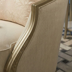 Chi tiết tay vịn và lưng ghế sofa đơn SFM808-113, với đường viền gỗ chạm khắc màu vàng đồng chạy dọc theo đường cong mềm m…