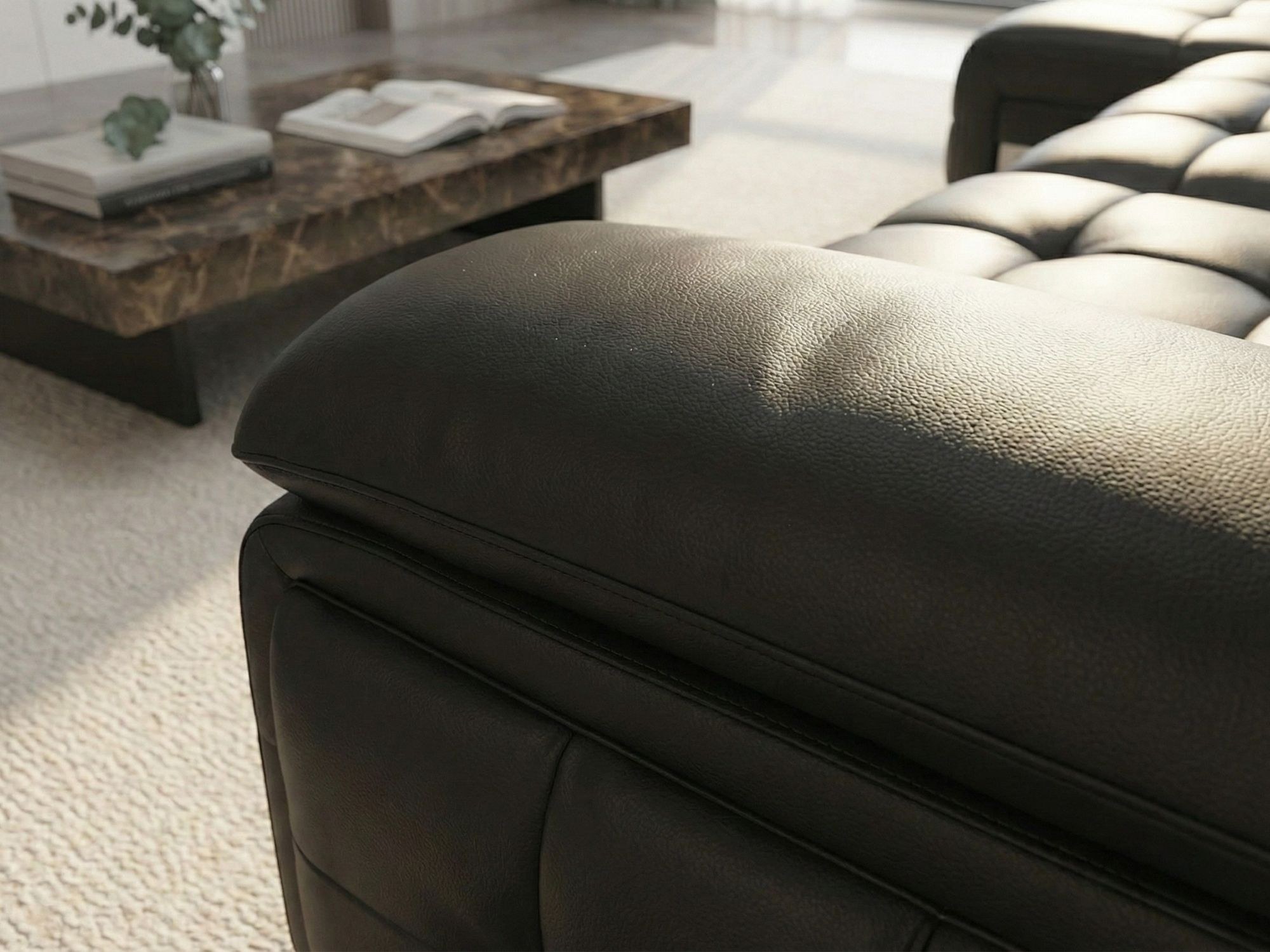 Cận cảnh tay vịn và lưng tựa của ghế sofa chỉnh điện SF201, làm nổi bật chất liệu da bò tự nhiên màu đen với bề mặt mềm mạ…