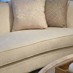 Cận cảnh đệm ngồi và gối tựa của sofa băng dài SFM808-113, cho thấy chất liệu vải bọc màu be nhạt mềm mại và đường may tin…