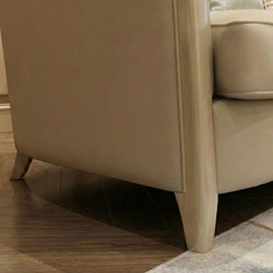 Cận cảnh chân ghế sofa được làm từ gỗ sồi nhập khẩu, sơn thân thiện với môi trường, màu nâu nhạt. Chân ghế có thiết kế hơi…