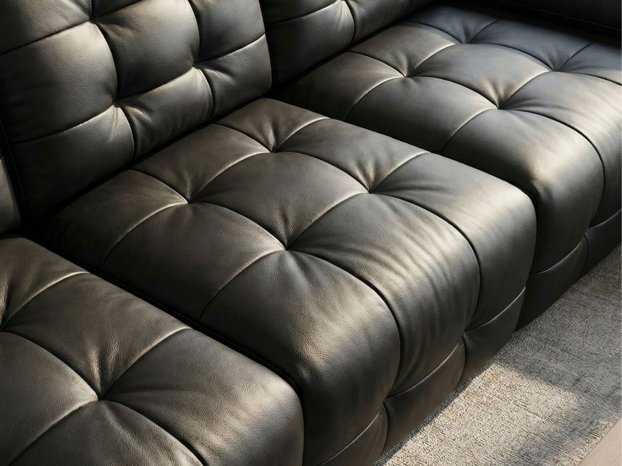 Góc chụp cận cảnh phần góc chữ L của ghế sofa chỉnh điện SF201, nhấn mạnh các múi rút đều đặn trên bề mặt đệm ngồi và lưng…