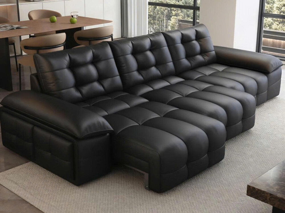 Ghế sofa chỉnh điện SF201 màu đen, chụp từ góc nhìn hơi cao, thể hiện toàn bộ dáng chữ L vững chãi. Sofa đặt trên thảm sán…