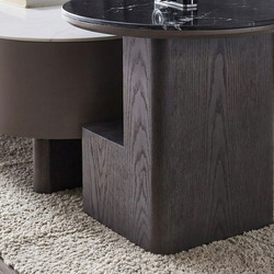 Cận cảnh chân đế gỗ tối màu của bàn trà LUNEA, với các đường vân gỗ rõ nét và thiết kế hình khối chắc chắn. Chân bàn đặt t…