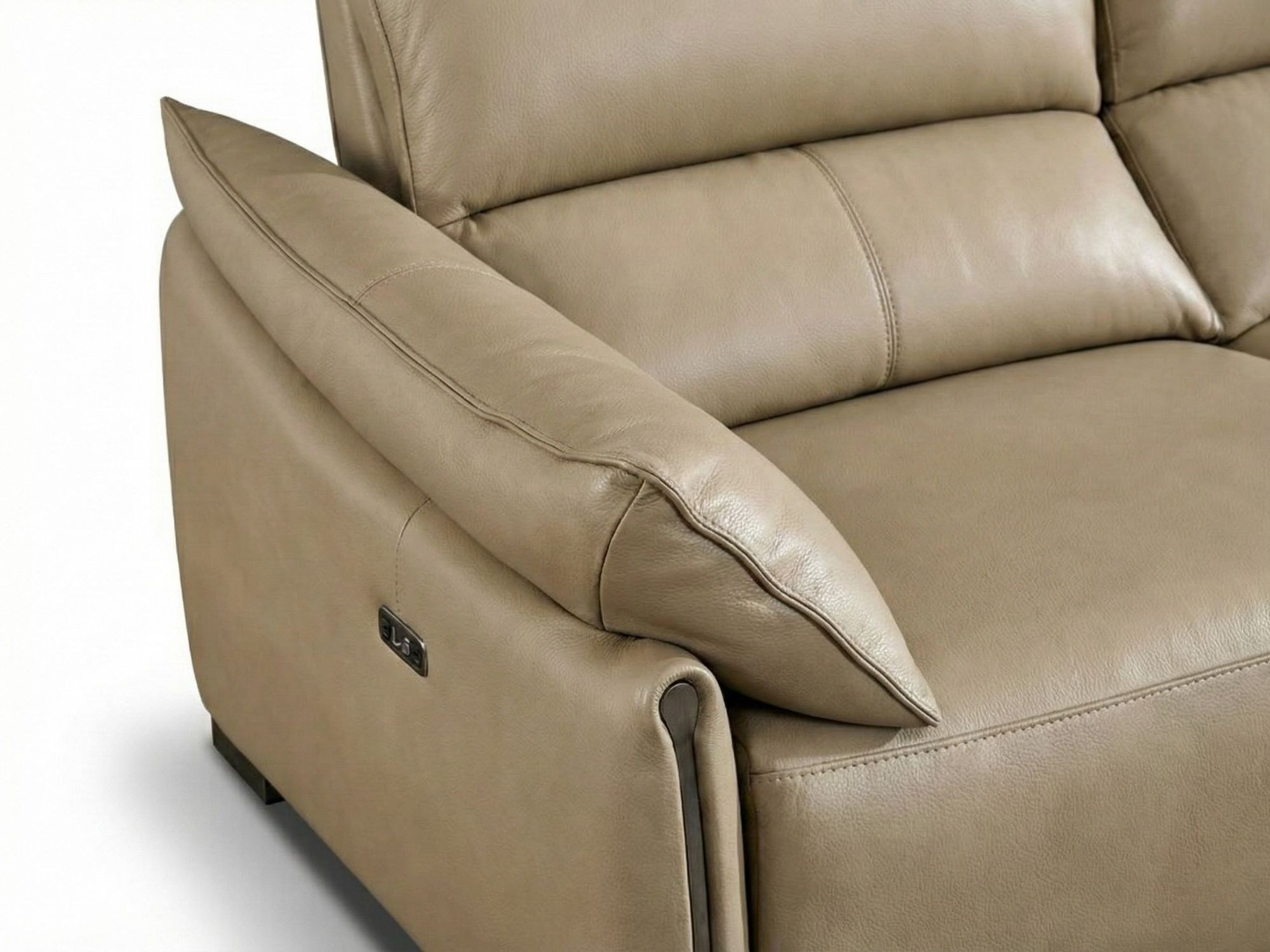 Cận cảnh tay vịn bên trái của ghế sofa COCOON SFB8179-29 màu be nhạt. Tay vịn có thiết kế bo tròn mềm mại, đường may tinh…