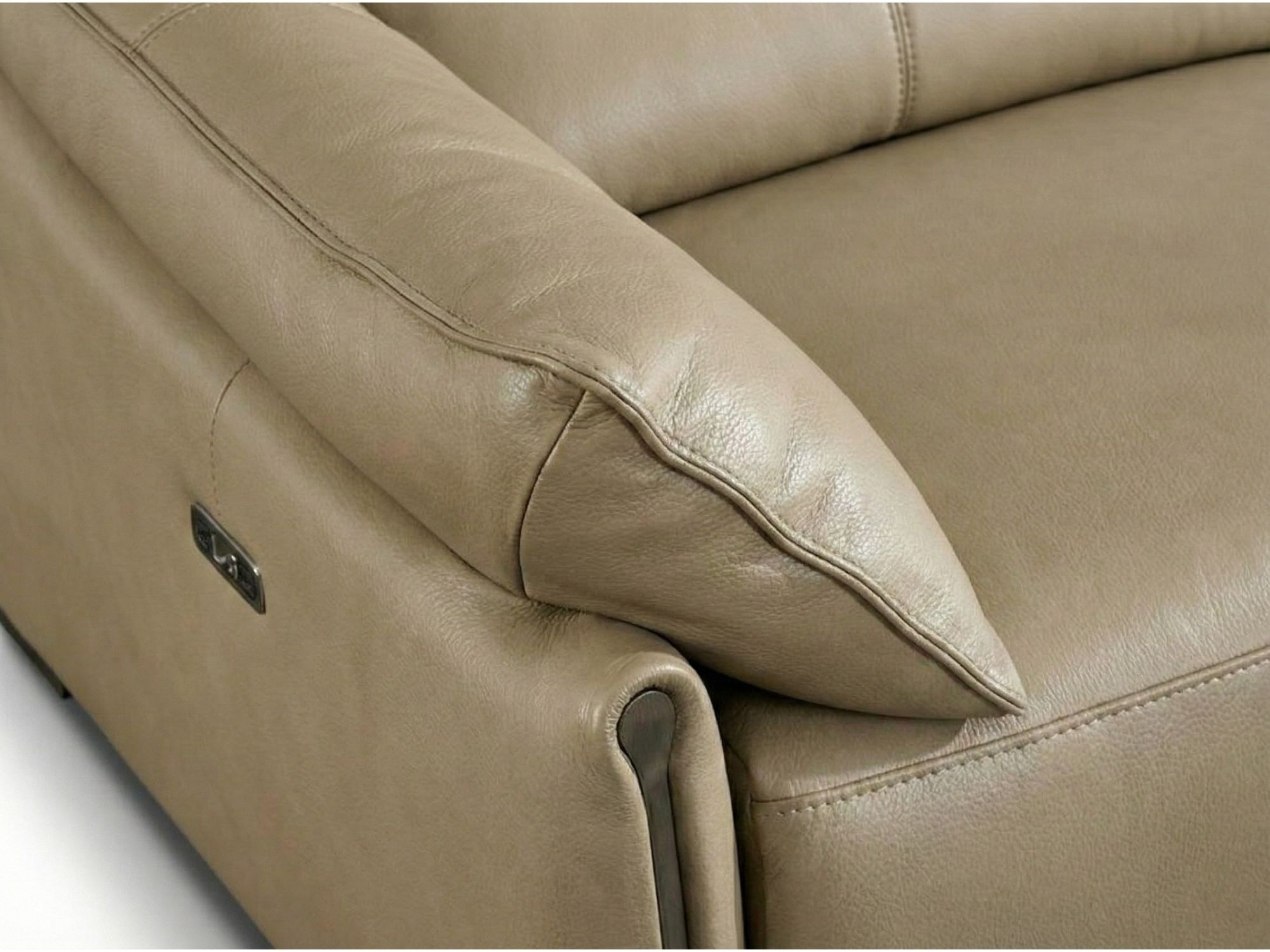 Cận cảnh tay vịn bên phải của ghế sofa COCOON SFB8179-29 màu be nhạt, nhấn mạnh chi tiết đường may và chất liệu da bò tự n…