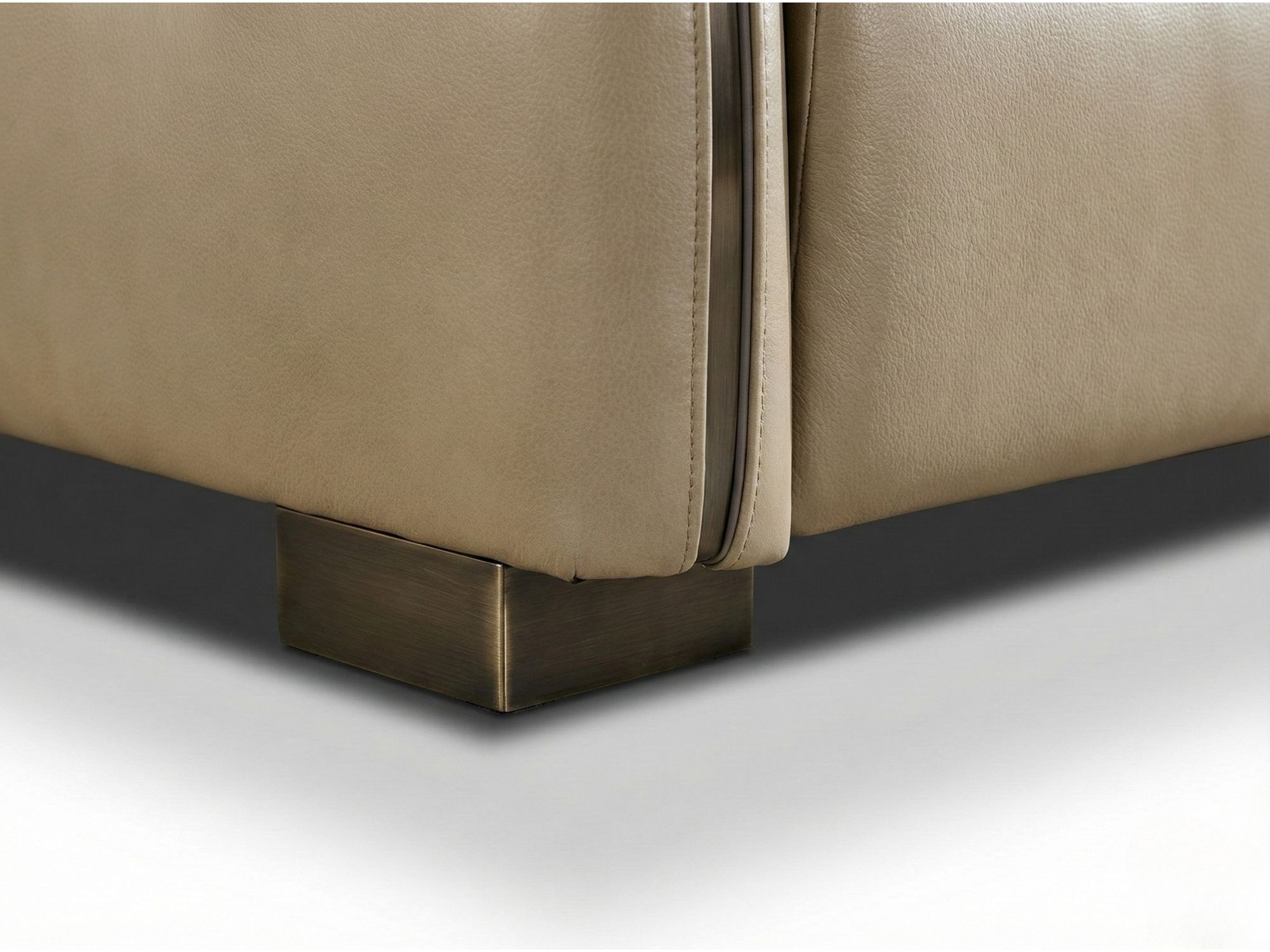 Cận cảnh phần chân ghế của sofa COCOON SFB8179-29, được thiết kế dạng khối hộp thấp, màu đồng cổ điển. Chi tiết này tạo đi…