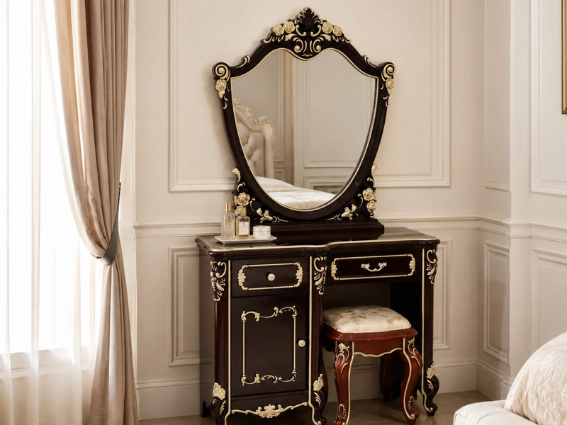 Bàn phấn BELLISSIMA tân cổ điển màu nâu nho, nhìn chính diện trong phòng ngủ sang trọng. Bàn có gương hình bầu dục viền ch…