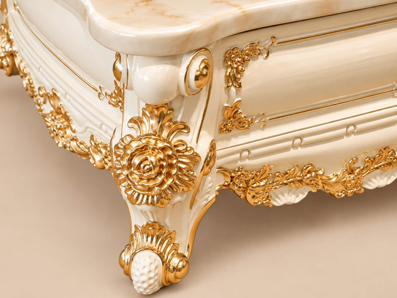 Một góc cận cảnh khác của chân bàn trà BELLE ÉPOQUE BT801-16, tập trung vào chi tiết chạm khắc hoa văn hình hoa và lá màu…