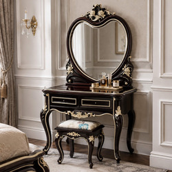 Bàn trang điểm ROSALINE và ghế đôn được đặt trong không gian phòng ngủ ấm cúng, chụp từ góc hơi nghiêng. Thiết kế tân cổ đ…
