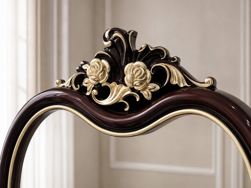 Chi tiết cận cảnh viền gương hình trái tim của bàn trang điểm ROSALINE. Viền gương được chạm khắc tinh xảo với các họa tiế…