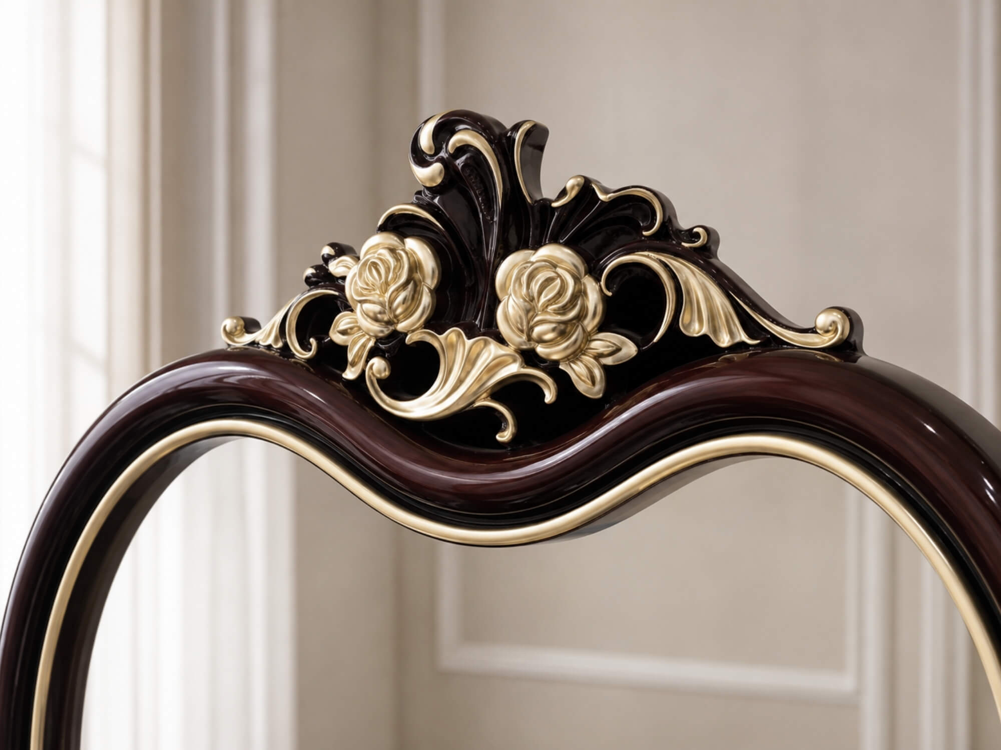 Chi tiết cận cảnh viền gương hình trái tim của bàn trang điểm ROSALINE. Viền gương được chạm khắc tinh xảo với các họa tiế…