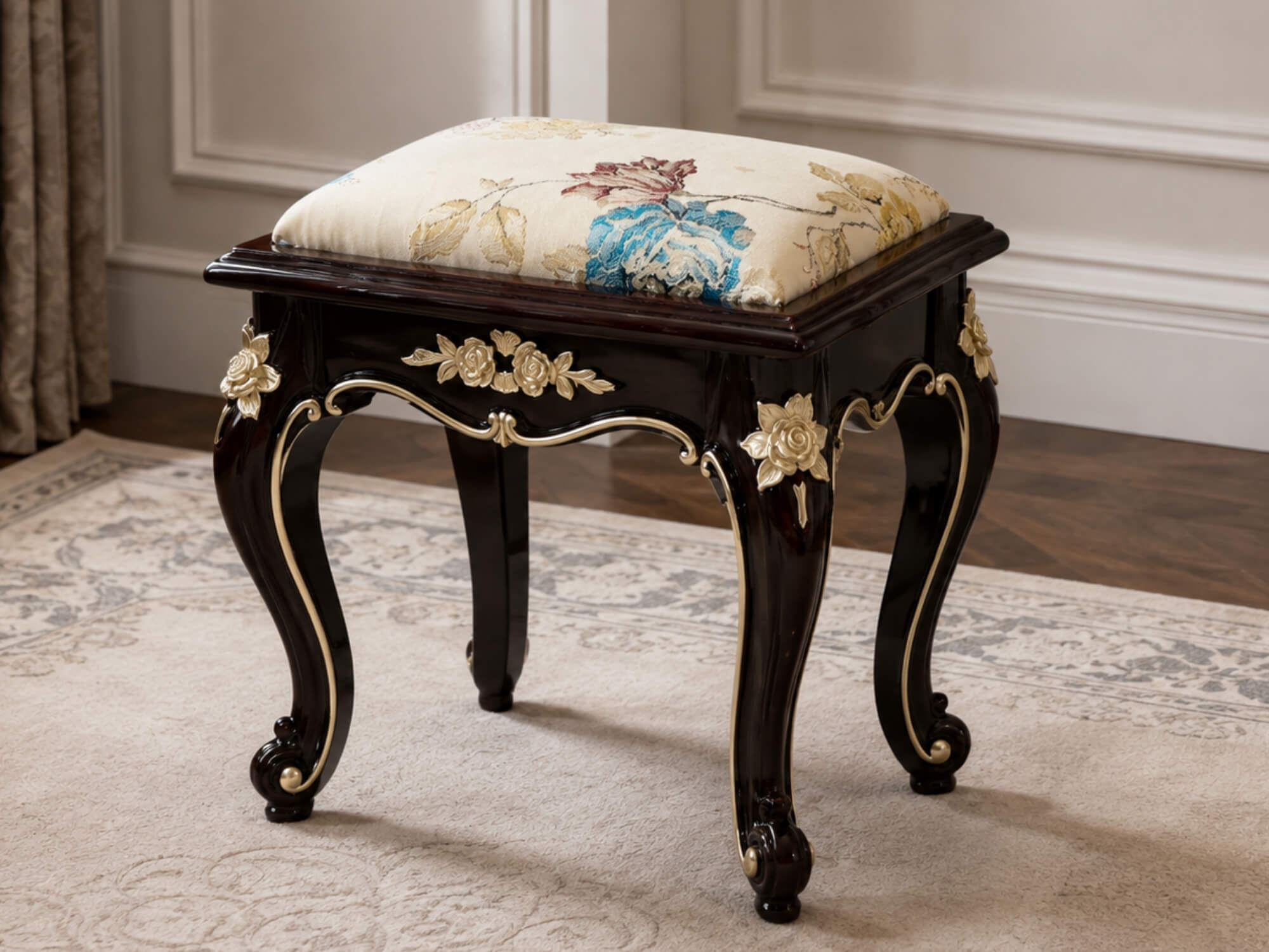 Cận cảnh chiếc ghế đôn đi kèm bàn trang điểm ROSALINE, chụp từ góc hơi cao. Ghế có chân cong uốn lượn, điểm hoa văn vàng đ…