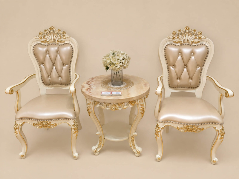 Toàn cảnh bộ bàn ghế thư giãn Rosette gồm hai ghế có tay và một bàn tròn, chụp chính diện trên nền trơn màu be. Ghế có lưn…