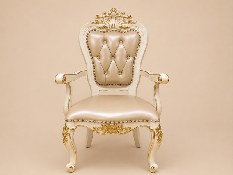 Chiếc ghế thư giãn đơn trong bộ Rosette, chụp chính diện, nổi bật trên nền trơn màu be. Ghế có lưng tựa cao bọc da nhân tạ…