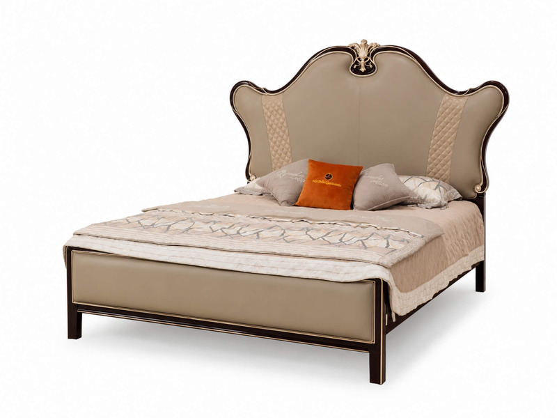Giường ngủ FLEUR GIZ9802-18 chụp từ trên cao xuống, làm nổi bật thiết kế đầu giường bọc da màu kem với các đường viền gỗ n…