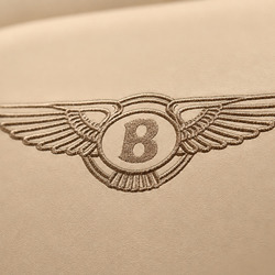 Cận cảnh logo Bentley được thêu nổi bật và tinh xảo trên phần lưng tựa của ghế ăn. Chi tiết này khẳng định đẳng cấp và pho…