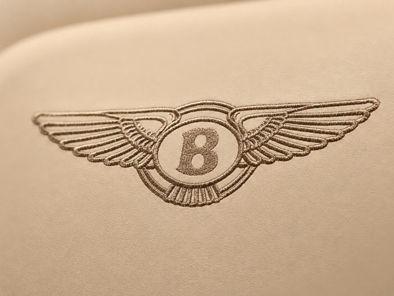 Cận cảnh logo Bentley được thêu nổi bật và tinh xảo trên phần lưng tựa của ghế ăn. Chi tiết này khẳng định đẳng cấp và pho…