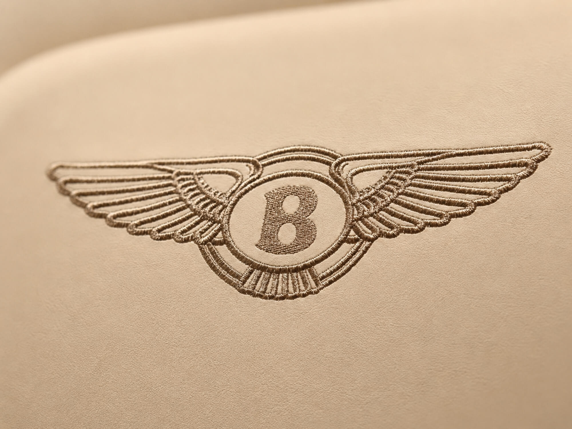 Cận cảnh logo Bentley được thêu nổi bật và tinh xảo trên phần lưng tựa của ghế ăn. Chi tiết này khẳng định đẳng cấp và pho…