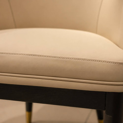 Cận cảnh đường may kép và viền ghế ăn Bentley, thể hiện sự chắc chắn và tinh tế trong từng chi tiết. Các đường may đều đặn…