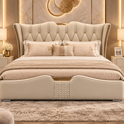 Giường ngủ bọc da luxury GI2336-18 màu be, đặt trong phòng ngủ sang trọng với tông màu kem và vàng đồng. Giường có đầu giư…