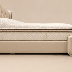 Cận cảnh phần chân giường và nệm của mẫu GI2336-18, cho thấy thiết kế chân thấp và nệm dày dặn. Phần thành giường bọc da m…