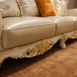 Góc nhìn nghiêng của ghế sofa băng 3, cho thấy đường cong mềm mại của phần tựa lưng và tay vịn. Các chi tiết chạm khắc dát…