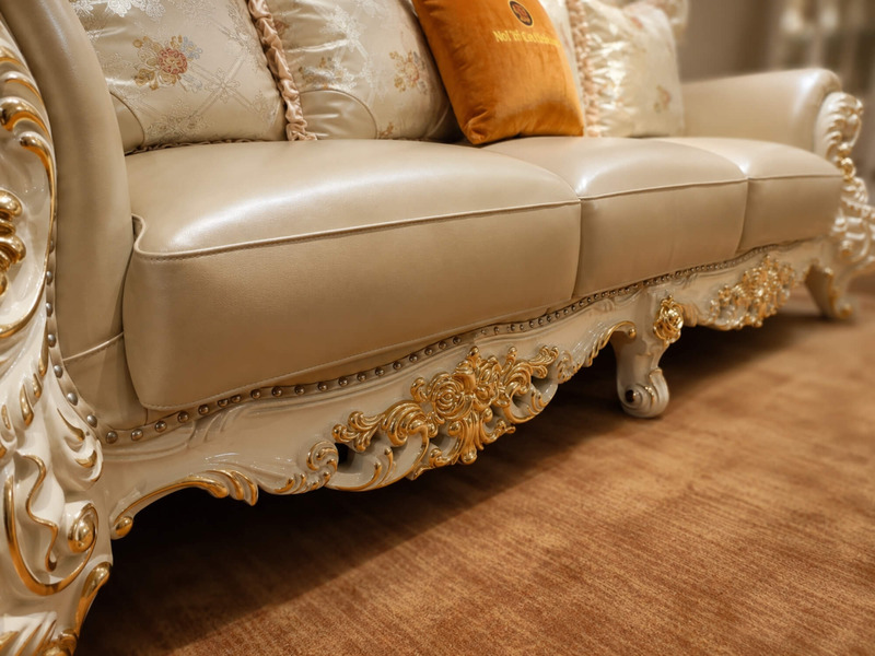 Góc nhìn nghiêng của ghế sofa băng 3, cho thấy đường cong mềm mại của phần tựa lưng và tay vịn. Các chi tiết chạm khắc dát…
