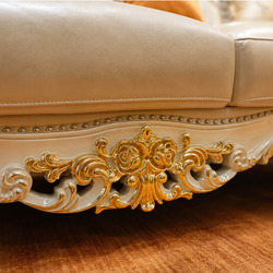 Cận cảnh phần đế của ghế sofa băng 3, với đường viền được trang trí bằng các đinh tán kim loại nhỏ. Các họa tiết chạm khắc…