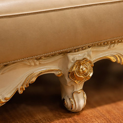 Chi tiết chân ghế sofa băng 1, được chạm khắc hoa văn tinh xảo từ gỗ Sồi tự nhiên và dát vàng. Phần chân ghế có hình dáng…