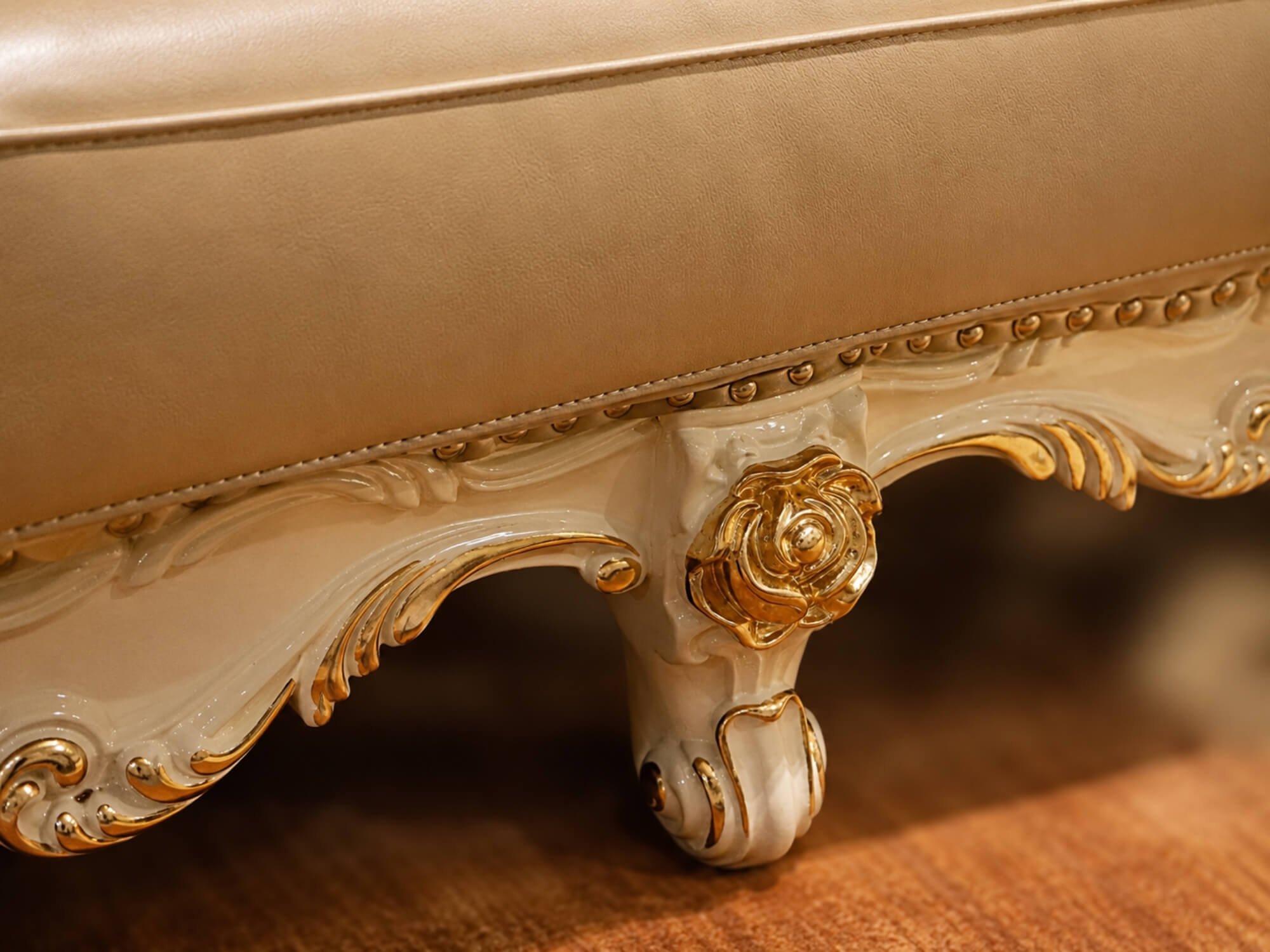 Chi tiết chân ghế sofa băng 1, được chạm khắc hoa văn tinh xảo từ gỗ Sồi tự nhiên và dát vàng. Phần chân ghế có hình dáng…