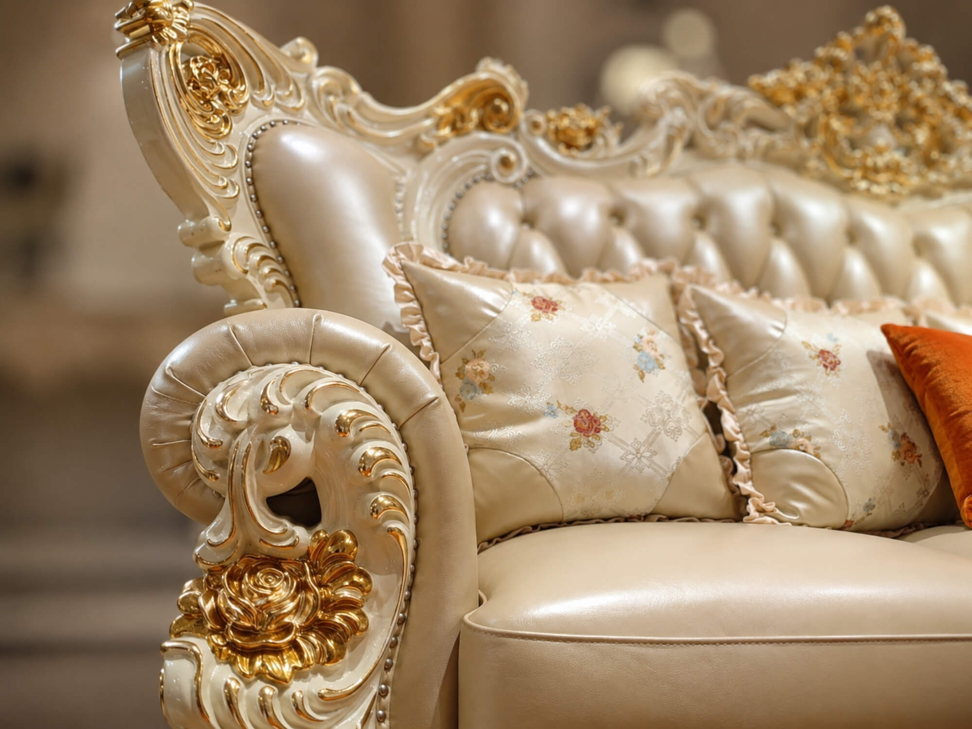 Góc nhìn cận cảnh phần tựa lưng và gối tựa của ghế sofa, cho thấy rõ chất liệu da bò màu kem và các nút rút. Phía trên là…