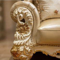 Cận cảnh tay vịn của ghế sofa băng 1, với các đường nét chạm khắc hoa văn dát vàng tinh xảo trên nền gỗ Sồi tự nhiên màu k…