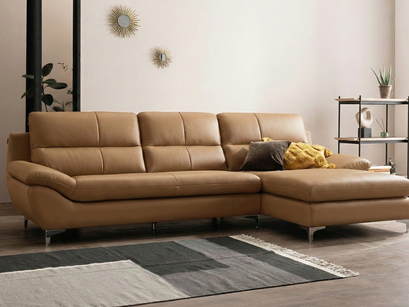 Sofa góc SEABREE bọc da màu nâu ấm áp, được chụp từ góc nhìn tổng thể bên phải, nổi bật với thiết kế hiện đại, tay vịn thấ…