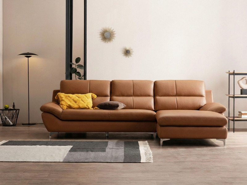 Hình ảnh tổng quan sofa góc SEABREE màu nâu da bò, chụp chính diện hơi chếch, thể hiện rõ phần góc dài tiện lợi. Sofa có t…