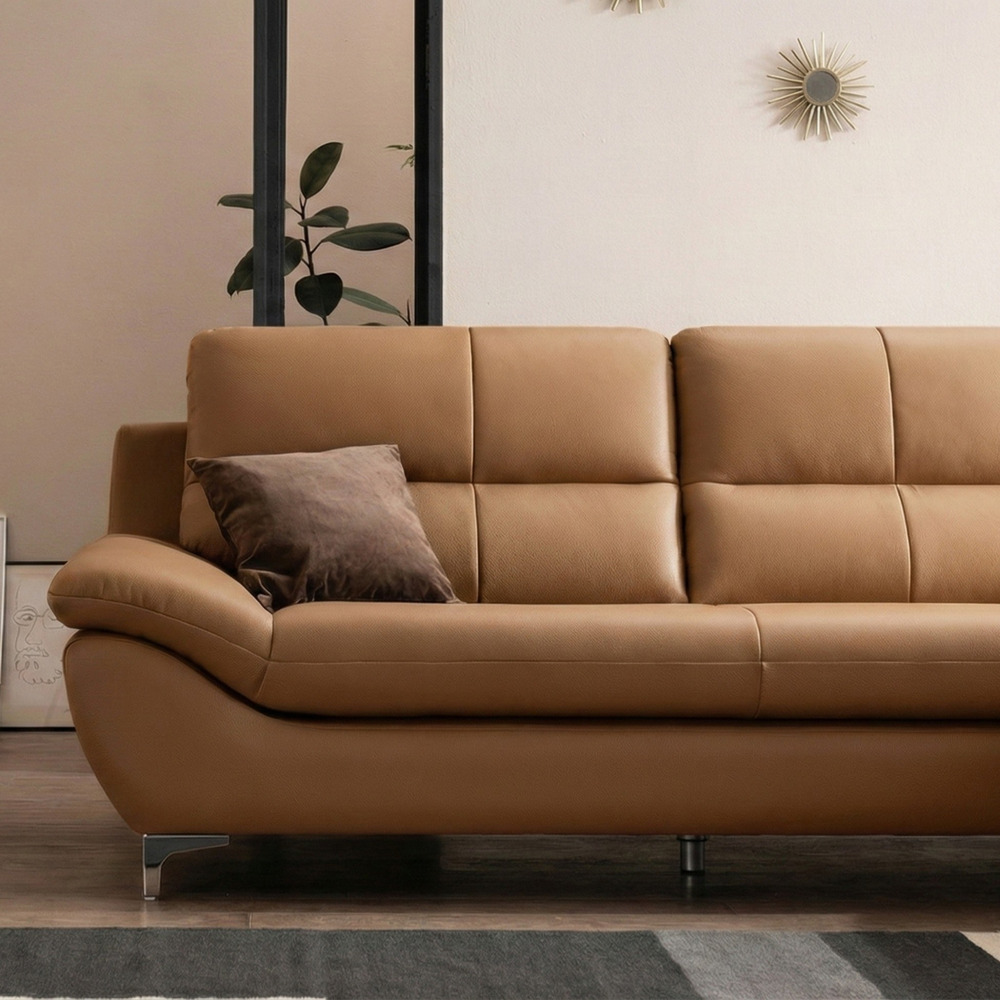 Cận cảnh phần đệm ngồi và tay vịn của sofa SEABREE bọc da màu nâu, cho thấy chất liệu da cao cấp với bề mặt mịn màng và nh…