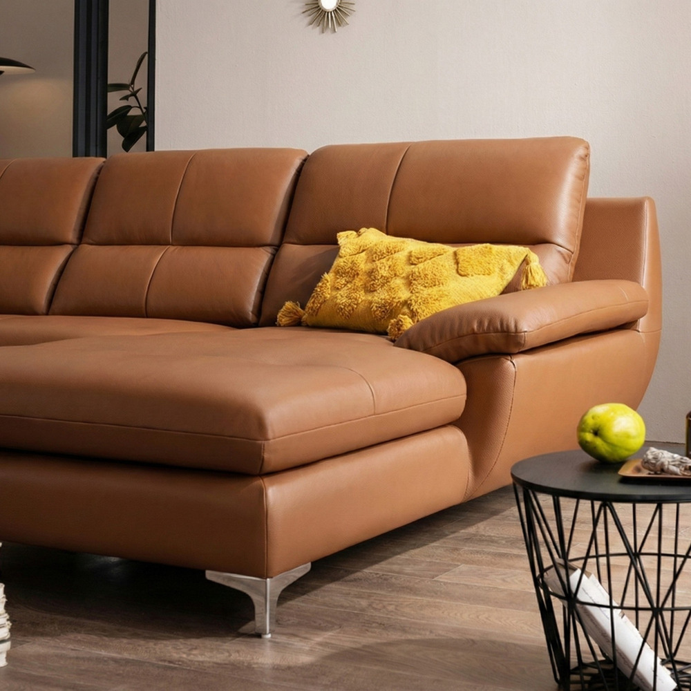 Góc chụp cận cảnh phần góc của sofa SEABREE, làm nổi bật sự liền mạch trong thiết kế và chất liệu da màu nâu. Bề mặt da că…