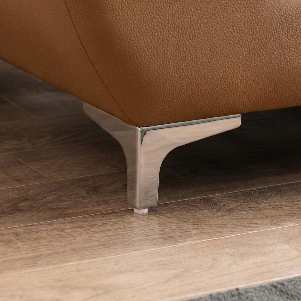 Hình ảnh cận cảnh chân ghế sofa SEABREE, được làm từ kim loại màu bạc với thiết kế thanh mảnh, tạo vẻ hiện đại và sang trọ…
