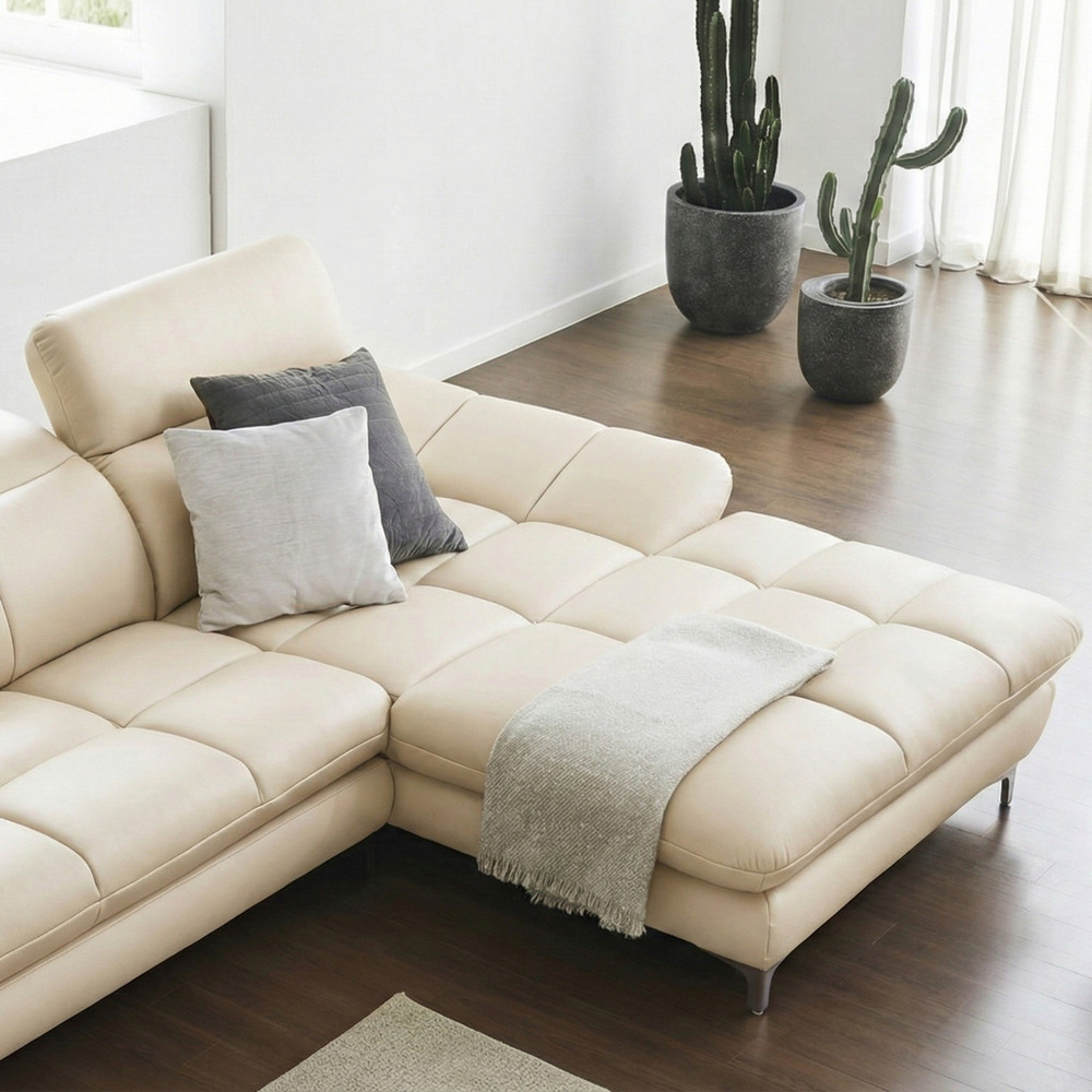 Góc chụp cận cảnh phần góc phải của sofa ASCEND, nhìn từ trên xuống, làm nổi bật các đường chần múi tinh tế trên đệm ngồi…