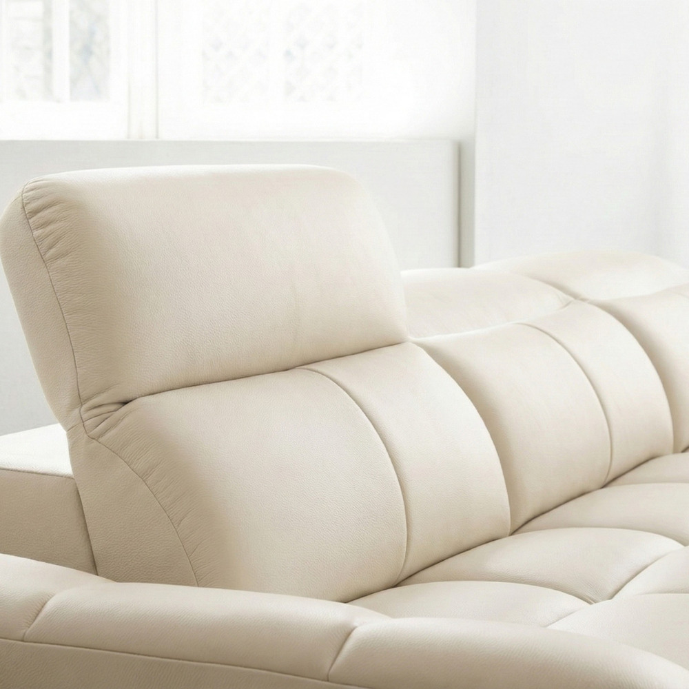 Cận cảnh phần tựa đầu và lưng ghế của sofa ASCEND, cho thấy chất liệu da cao cấp màu kem và đường may chắc chắn. Tựa đầu c…