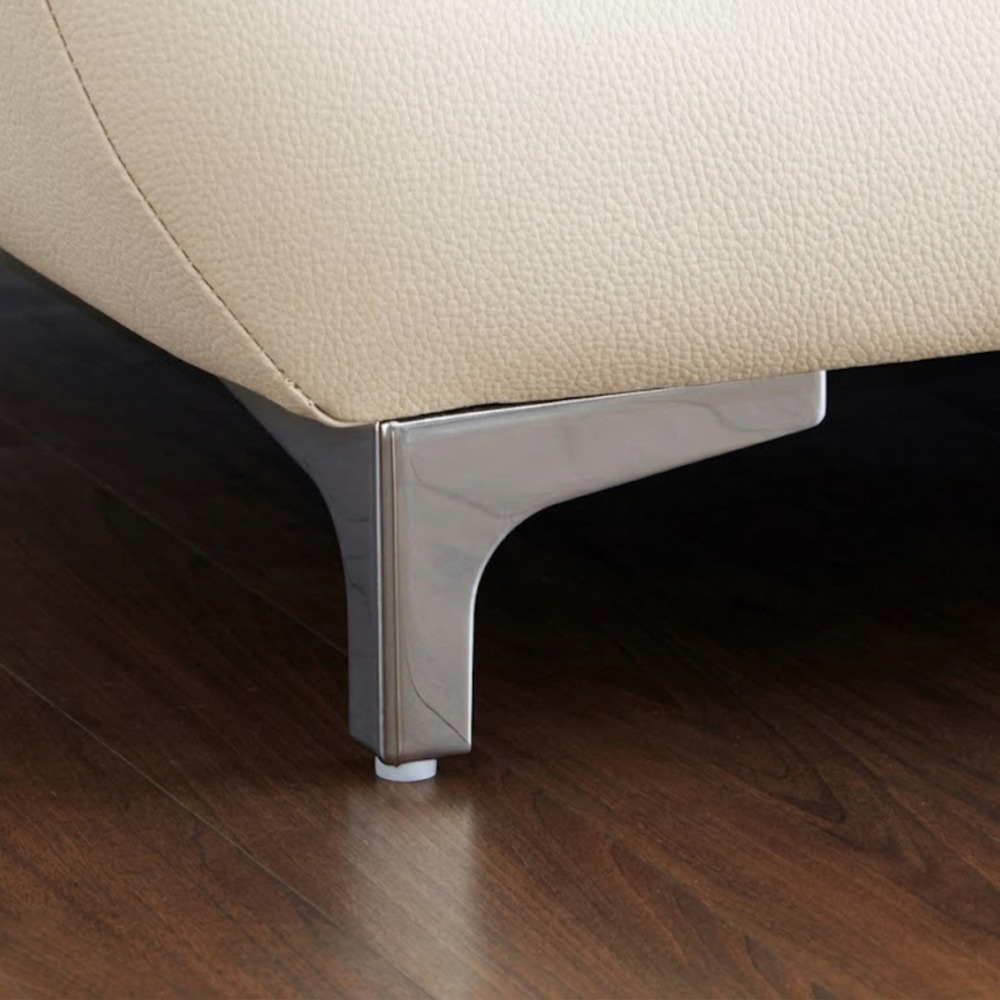Cận cảnh phần tay vịn của sofa ASCEND, được thiết kế bo tròn mềm mại và bọc da cao cấp màu kem. Tay vịn rộng rãi, tạo cảm…