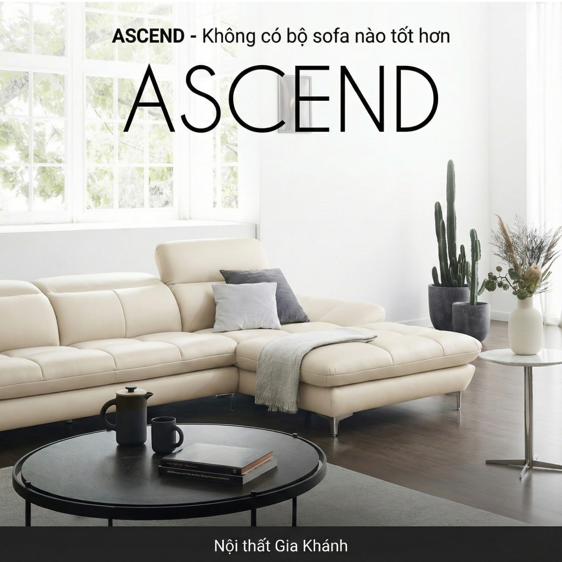 Sofa ASCEND kiểu dáng góc trái, màu kem ngả, được đặt trong phòng khách hiện đại với bàn trà tròn màu đen và thảm trải sàn…
