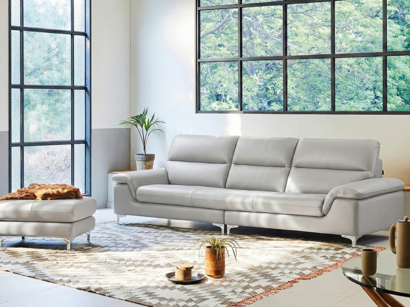 Bộ sofa CALMHAVEN gồm sofa băng 3 chỗ và đôn rời, màu xám nhạt, được chụp từ góc thấp bên phải. Thiết kế bo tròn mềm mại…