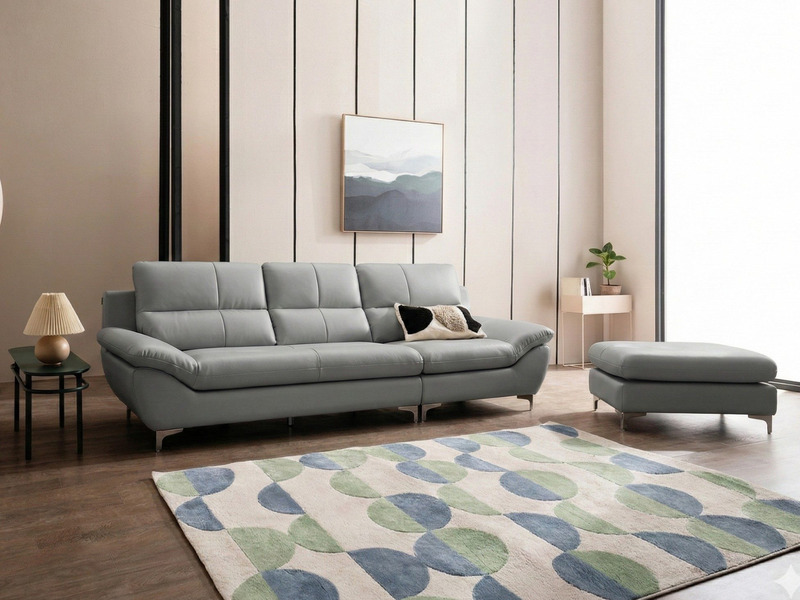 Sofa COASTAL 3 chỗ màu xám nhạt, góc chụp toàn cảnh trong phòng khách hiện đại. Sofa có thiết kế tối giản, tay vịn thấp, đ…