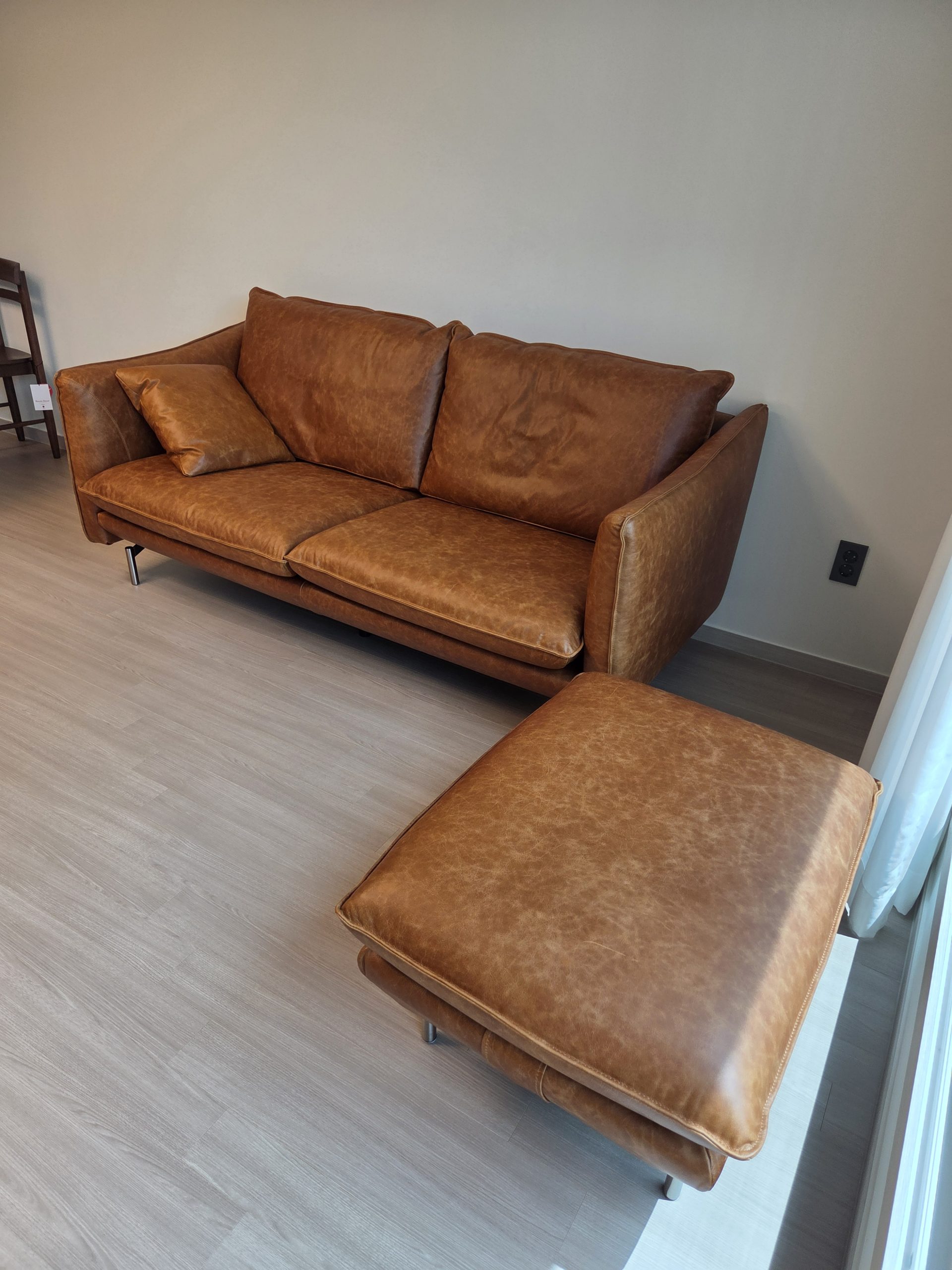 Sofa REFINE – Sofa Da Cao Cấp Ấm Áp Cho Phòng Khách Hiện Đại