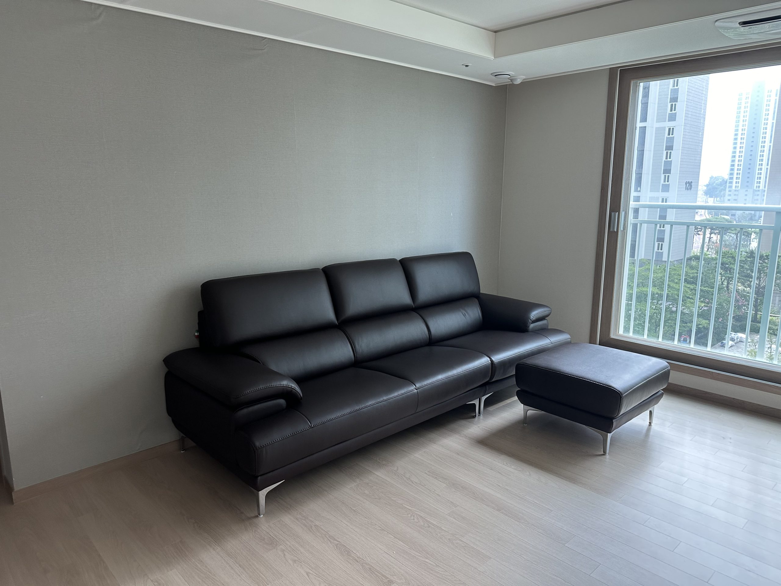 Sofa SANCTUM – Sofa Da Cao Cấp Hiện Đại Tối Ưu Sự Êm Ái 