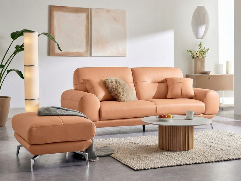 Bộ sofa SOFTDAY gồm sofa băng và ghế đôn rời, đặt trong không gian phòng khách sang trọng. Sofa màu cam pastel với thiết k…